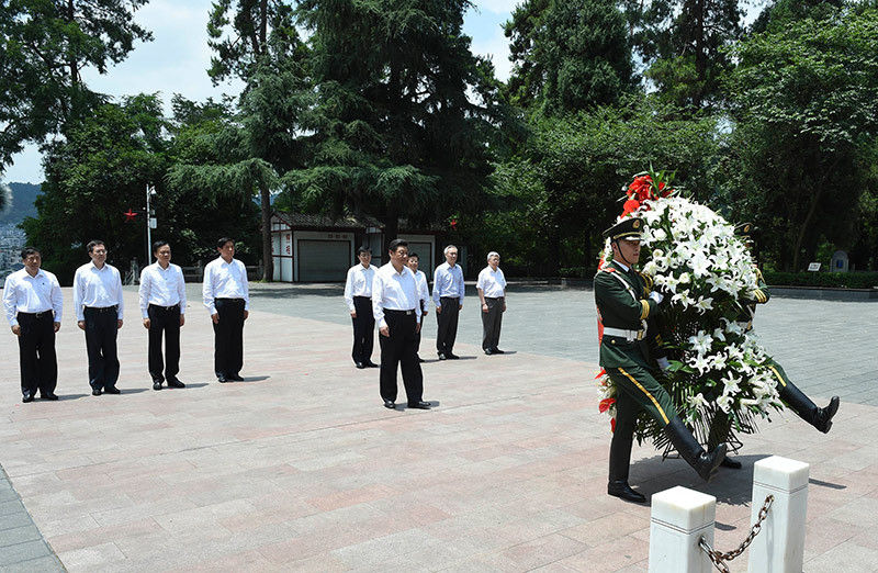16日上午，習(xí)近平在遵義市紅軍山烈士陵園向紅軍烈士紀(jì)念碑敬獻(xiàn)花籃。新華社記者 李學(xué)仁 攝