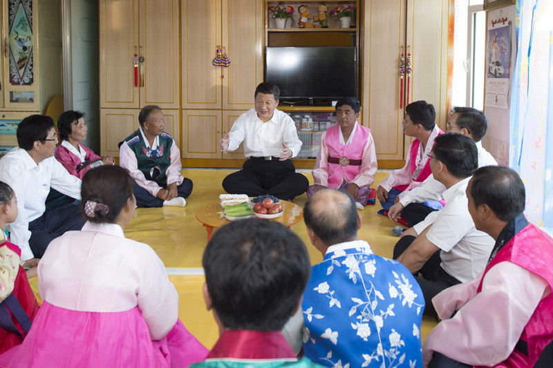 7月16日至18日，中共中央總書記、國家主席、中央軍委主席習(xí)近平在吉林調(diào)研。這是7月16日，習(xí)近平在延邊朝鮮族自治州和龍市東城鎮(zhèn)光東村農(nóng)戶家中同村民們親切交談。新華社記者 謝環(huán)馳 攝