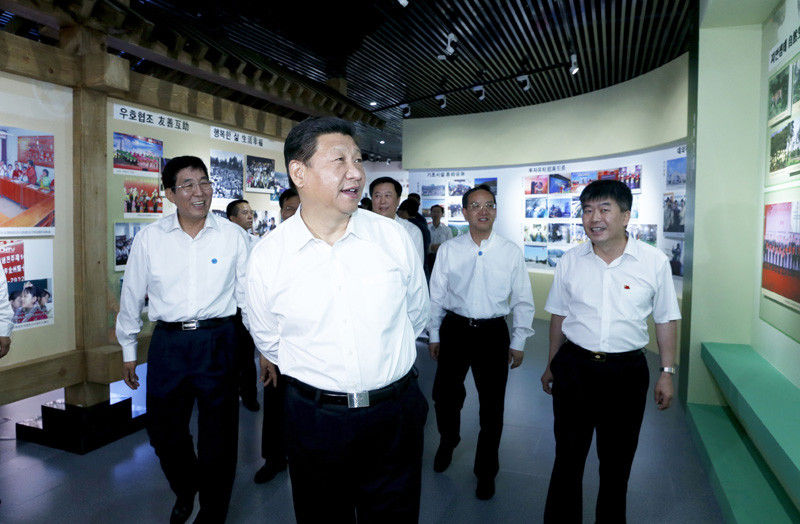 7月16日，習(xí)近平在延邊博物館參觀(guān)延邊州成就展。新華社記者 鞠鵬 攝
