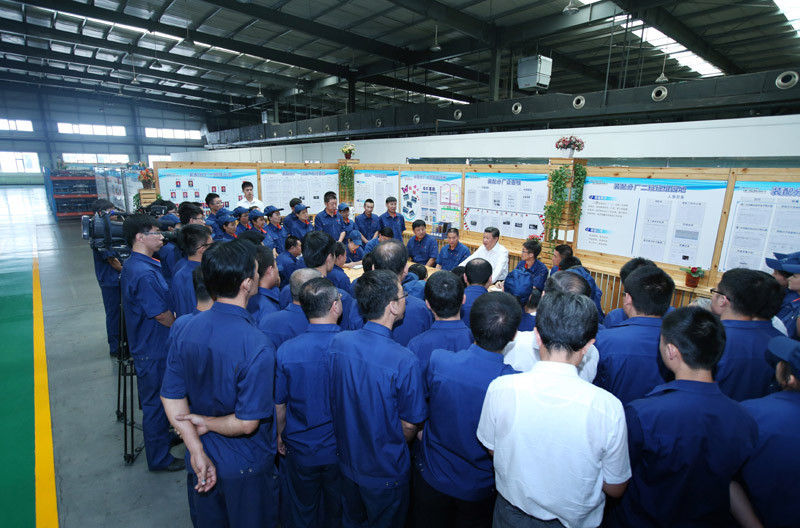 7月17日，習近平在吉林東北工業(yè)集團長春一東離合器股份有限公司的車間班組園地同職工座談。新華社記者 姚大偉 攝