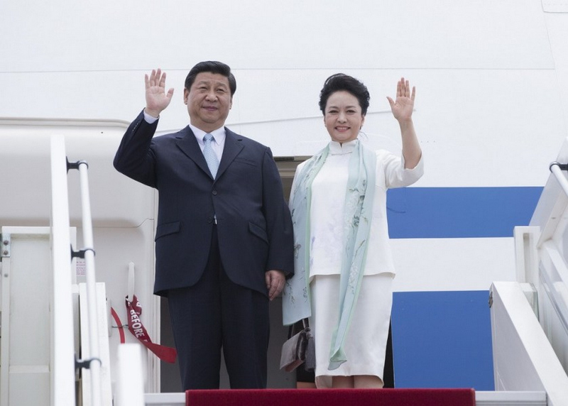 2013年3月29日中午，中國(guó)國(guó)家主席習(xí)近平和夫人彭麗媛乘專機(jī)抵達(dá)布拉柴維爾，開始對(duì)剛果共和國(guó)進(jìn)行國(guó)事訪問。這是兩國(guó)建交49年來中國(guó)國(guó)家元首的首次到訪，在當(dāng)?shù)毓纹馃崃业摹爸袊?guó)風(fēng)”。