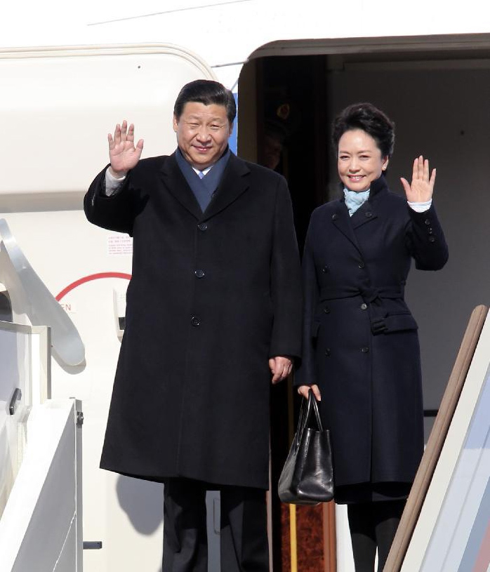 2013年3月22日，國(guó)家主席習(xí)近平乘專(zhuān)機(jī)抵達(dá)莫斯科，開(kāi)始對(duì)俄羅斯進(jìn)行國(guó)事訪問(wèn)。這是習(xí)近平與夫人彭麗媛向歡迎人群揮手致意。 丁林 攝