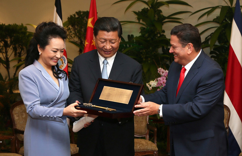2013年6月3日，中國國家主席習(xí)近平和夫人彭麗媛在哥斯達(dá)黎加首都聖何塞市接受該市市長(zhǎng)阿拉亞授予的聖何塞城市鑰匙。蘭紅光 攝