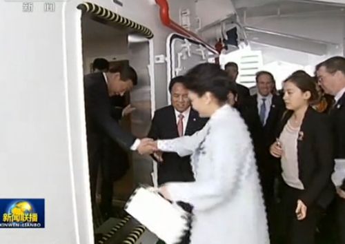 2014年11月18日，習(xí)近平在澳總理阿博特陪同下，參觀南極科考項(xiàng)目，慰問兩國科考人員，並登上了我“雪龍?zhí)枴笨瓶即?。在邁過一道艙門時(shí)，習(xí)近平對(duì)身后的彭麗媛伸出手，輕道了一聲“來”，二人便一同邁進(jìn)了“雪龍?zhí)枴?。（視頻截圖）