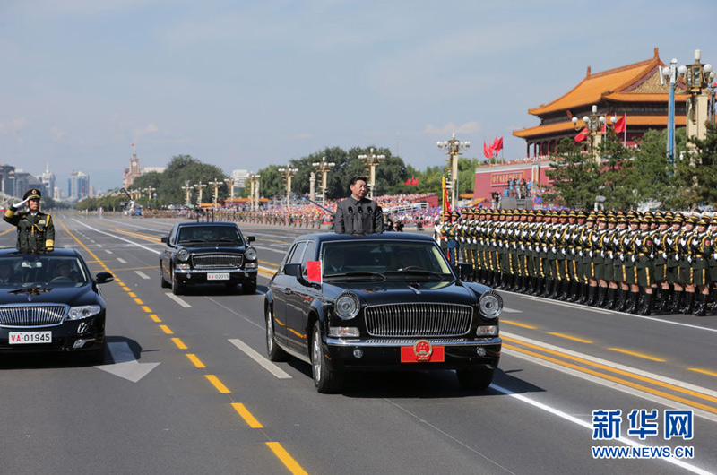 9月3日，紀念中國人民抗日戰(zhàn)爭暨世界反法西斯戰(zhàn)爭勝利70周年大會在北京天安門廣場隆重舉行。這是中共中央總書記、國家主席、中央軍委主席習近平檢閱受閱部隊。新華社記者李剛攝