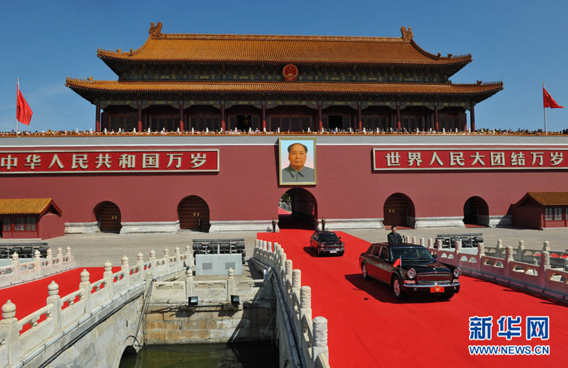 9月3日，紀(jì)念中國人民抗日戰(zhàn)爭暨世界反法西斯戰(zhàn)爭勝利70周年大會(huì)在北京天安門廣場隆重舉行。這是中共中央總書記、國家主席、中央軍委主席習(xí)近平乘檢閱車經(jīng)過金水橋。新華社記者張軍攝