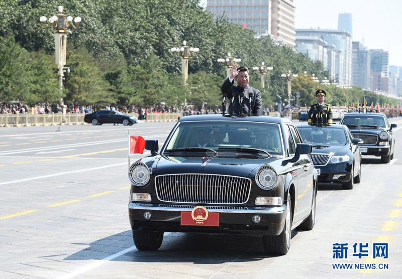 9月3日，紀(jì)念中國(guó)人民抗日戰(zhàn)爭(zhēng)暨世界反法西斯戰(zhàn)爭(zhēng)勝利70周年大會(huì)在北京天安門廣場(chǎng)隆重舉行。這是中共中央總書記、國(guó)家主席、中央軍委主席習(xí)近平檢閱受閱部隊(duì)。新華社記者李學(xué)仁攝