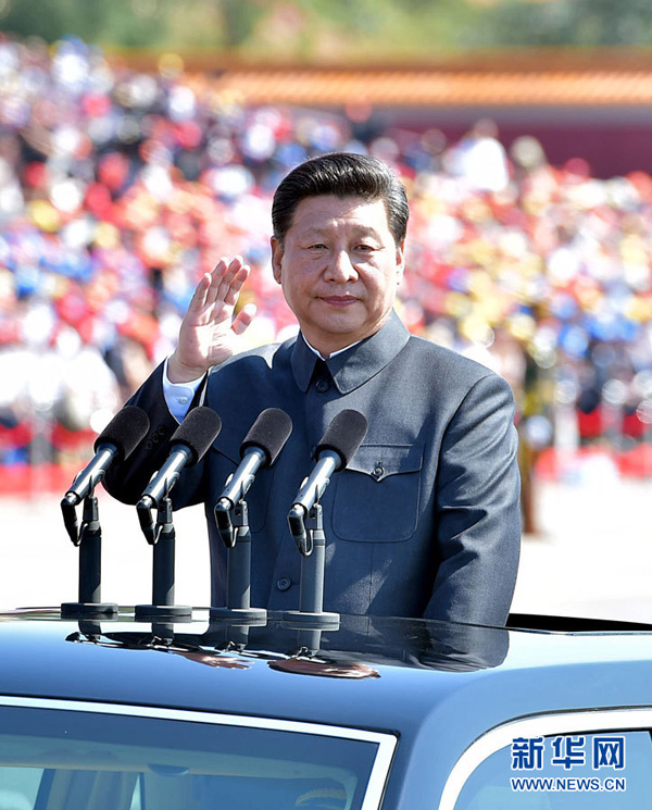 9月3日，紀(jì)念中國(guó)人民抗日戰(zhàn)爭(zhēng)暨世界反法西斯戰(zhàn)爭(zhēng)勝利70周年大會(huì)在北京天安門廣場(chǎng)隆重舉行。這是中共中央總書記、國(guó)家主席、中央軍委主席習(xí)近平檢閱受閱部隊(duì)。新華社記者李濤攝