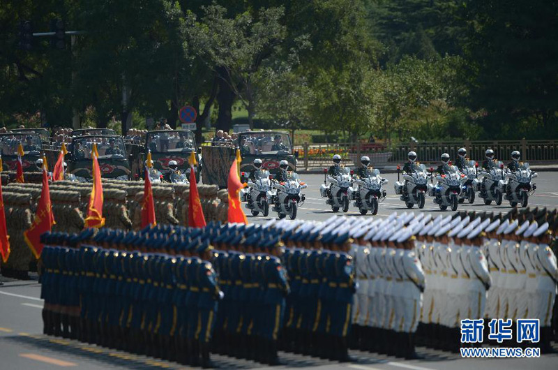 9月3日，中國(guó)人民抗日戰(zhàn)爭(zhēng)暨世界反法西斯戰(zhàn)爭(zhēng)勝利70周年紀(jì)念大會(huì)在北京隆重舉行。這是抗戰(zhàn)老兵乘車方隊(duì)。 新華社記者薛玉斌攝