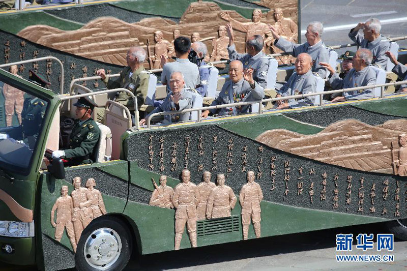 9月3日，中國人民抗日戰(zhàn)爭暨世界反法西斯戰(zhàn)爭勝利70周年紀(jì)念大會在北京隆重舉行。這是抗戰(zhàn)老兵乘車方隊通過天安門廣場。 新華社記者殷剛攝