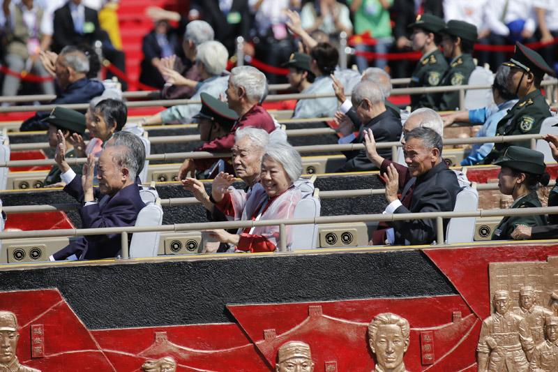 9月3日，中國人民抗日戰(zhàn)爭暨世界反法西斯戰(zhàn)爭勝利70周年紀念大會在北京隆重舉行。這是抗戰(zhàn)老兵乘車方隊通過天安門廣場。新華社記者沈伯韓攝