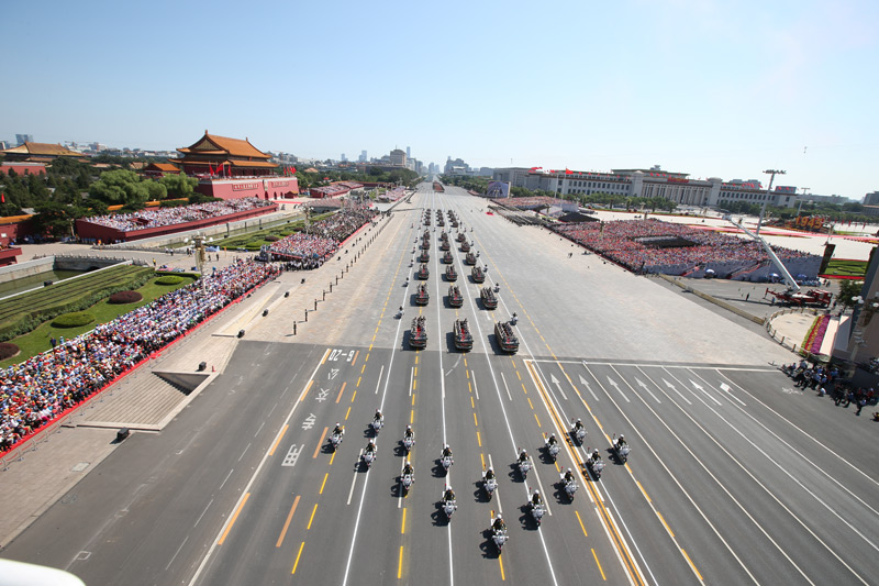 9月3日，中國人民抗日戰(zhàn)爭暨世界反法西斯戰(zhàn)爭勝利70周年紀(jì)念大會(huì)在北京隆重舉行。這是抗戰(zhàn)老兵乘車方隊(duì)通過天安門廣場。新華社記者 姚大偉 攝 