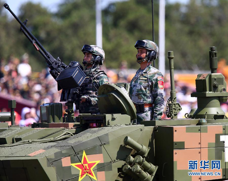 9月3日，中國(guó)人民抗日戰(zhàn)爭(zhēng)暨世界反法西斯戰(zhàn)爭(zhēng)勝利70周年紀(jì)念大會(huì)在北京隆重舉行。這是坦克方隊(duì)接受檢閱。 新華社記者 鄭煥鬆 攝