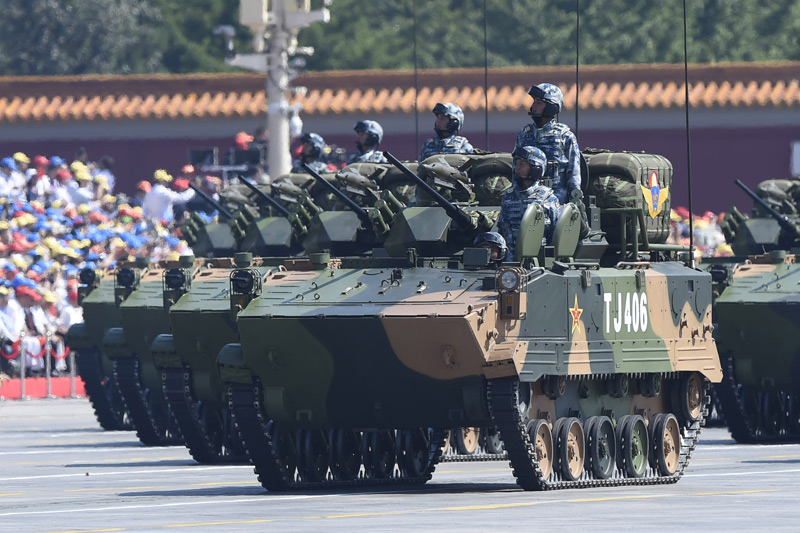 9月3日，中國人民抗日戰(zhàn)爭暨世界反法西斯戰(zhàn)爭勝利70周年紀念大會在北京隆重舉行。這是空降兵戰(zhàn)車方隊接受檢閱。 新華社記者 公磊 攝