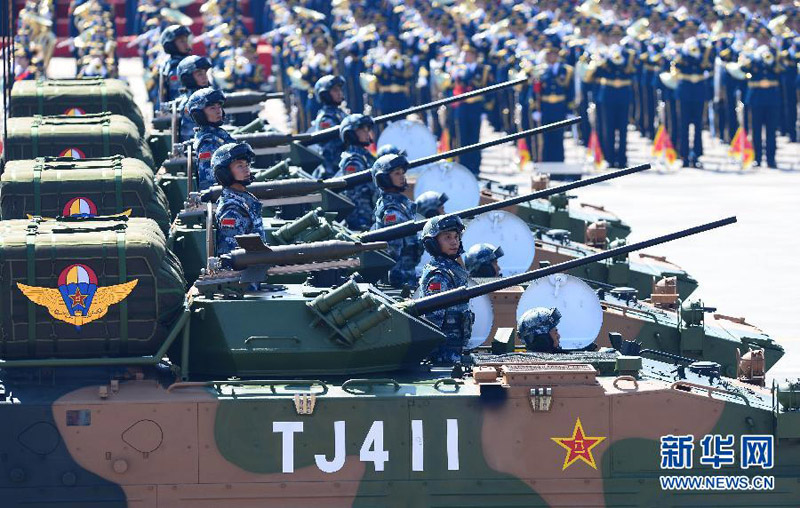 9月3日，中國(guó)人民抗日戰(zhàn)爭(zhēng)暨世界反法西斯戰(zhàn)爭(zhēng)勝利70周年紀(jì)念大會(huì)在北京隆重舉行。這是空降兵戰(zhàn)車(chē)方隊(duì)接受檢閱。 新華社記者張宏祥攝