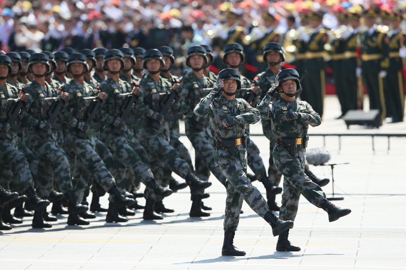 9月3日，中國人民抗日戰(zhàn)爭暨世界反法西斯戰(zhàn)爭勝利70周年紀(jì)念大會(huì)在北京隆重舉行。這是“雁門關(guān)伏擊戰(zhàn)英雄連”英模部隊(duì)方隊(duì)通過天安門廣場(chǎng)。新華社記者金立旺攝