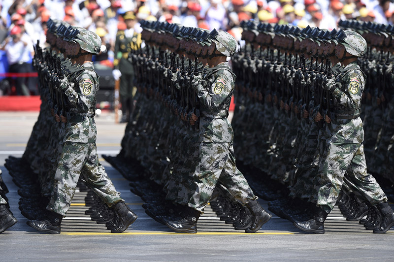 9月3日，中國人民抗日戰(zhàn)爭暨世界反法西斯戰(zhàn)爭勝利70周年紀(jì)念大會在北京隆重舉行。這是百團大戰(zhàn)“白刃格斗英雄連”英模部隊方隊通過天安門廣場。新華社記者公磊攝