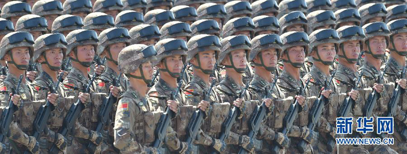 9月3日，中國人民抗日戰(zhàn)爭暨世界反法西斯戰(zhàn)爭勝利70周年紀念大會在北京隆重舉行。這是“劉老莊連”英模部隊方隊接受檢閱。 新華社記者羅曉光 攝