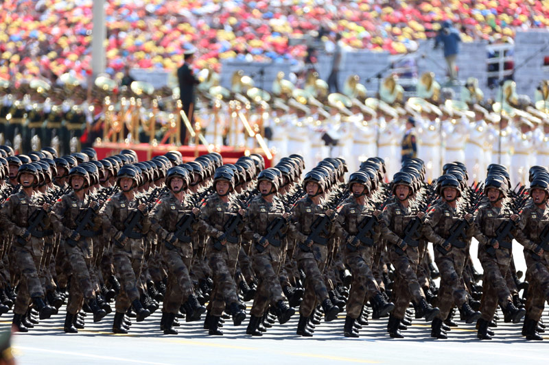 9月3日，中國人民抗日戰(zhàn)爭暨世界反法西斯戰(zhàn)爭勝利70周年紀念大會在北京隆重舉行。這是英模部隊方隊接受檢閱。新華社記者 曹燦 攝 