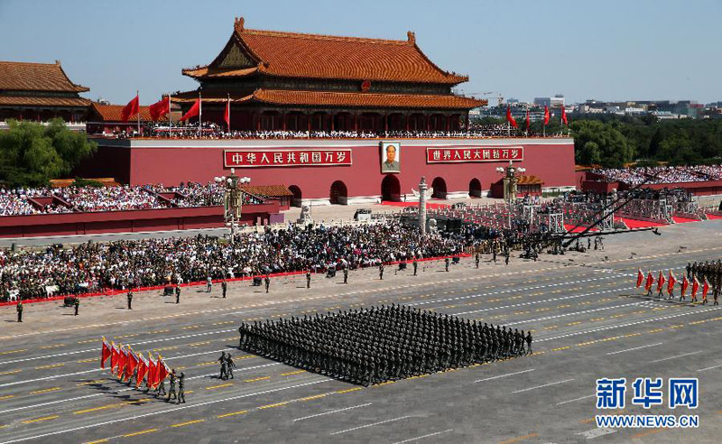 9月3日，中國人民抗日戰(zhàn)爭暨世界反法西斯戰(zhàn)爭勝利70周年紀念大會在北京隆重舉行。這是百團大戰(zhàn)“白刃格斗英雄連”英模部隊方隊接受檢閱。新華社記者 殷剛 攝