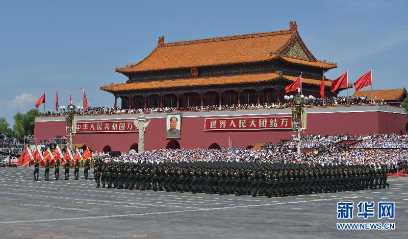 9月3日，中國人民抗日戰(zhàn)爭暨世界反法西斯戰(zhàn)爭勝利70周年紀(jì)念大會在北京隆重舉行。這是“東北抗聯(lián)”英模部隊(duì)方隊(duì)通過天安門廣場。新華社記者 李文 攝