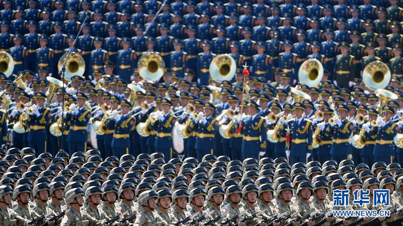 9月3日，中國人民抗日戰(zhàn)爭暨世界反法西斯戰(zhàn)爭勝利70周年紀(jì)念大會在北京隆重舉行。這是“攻堅(jiān)英雄連”英模部隊(duì)方隊(duì)通過天安門廣場。新華社記者程敏攝