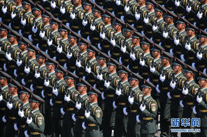 9月3日，中國(guó)人民抗日戰(zhàn)爭(zhēng)暨世界反法西斯戰(zhàn)爭(zhēng)勝利70周年紀(jì)念大會(huì)在北京隆重舉行。這是“華南游擊隊(duì)”英模部隊(duì)方隊(duì)通過天安門廣場(chǎng)。新華社記者殷剛攝
