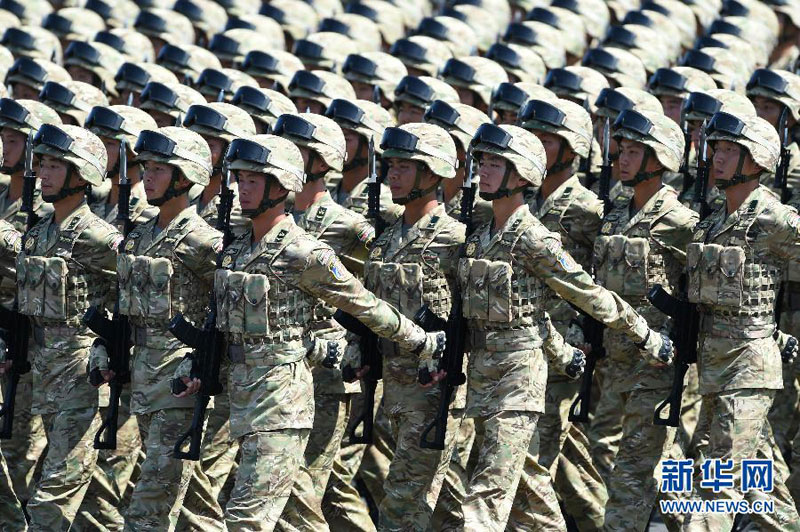 9月3日，中國人民抗日戰(zhàn)爭暨世界反法西斯戰(zhàn)爭勝利70周年紀(jì)念大會在北京隆重舉行。這是“攻堅英雄連”英模部隊方隊接受檢閱。新華社記者張國俊攝