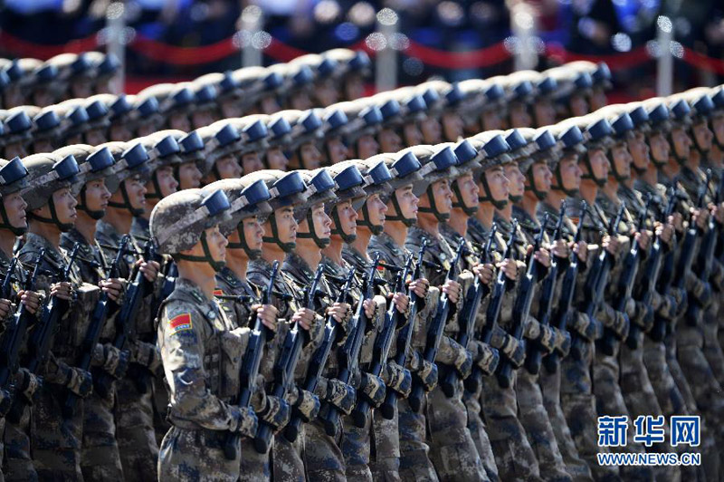 9月3日，中國人民抗日戰(zhàn)爭(zhēng)暨世界反法西斯戰(zhàn)爭(zhēng)勝利70周年紀(jì)念大會(huì)在北京隆重舉行。這是英模部隊(duì)方隊(duì)接受檢閱。 新華社記者 普布扎西 攝