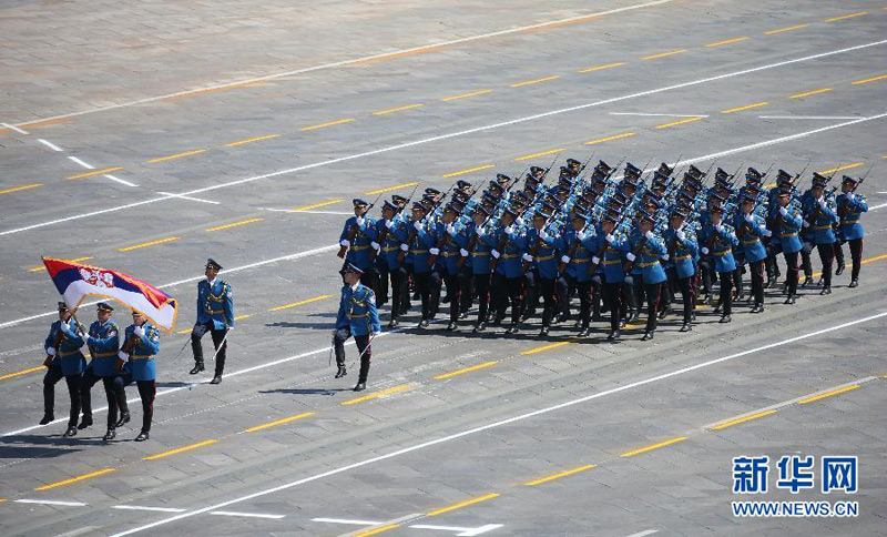 9月3日，中國人民抗日戰(zhàn)爭暨世界反法西斯戰(zhàn)爭勝利70周年紀(jì)念大會在北京隆重舉行。這是塞爾維亞方隊通過天安門廣場。 新華社記者龐興雷攝