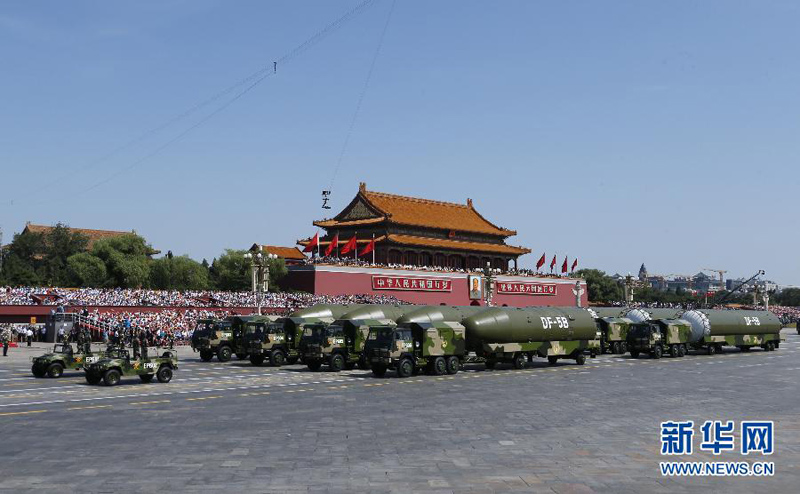 9月3日，中國人民抗日戰(zhàn)爭暨世界反法西斯戰(zhàn)爭勝利70周年紀念大會在北京隆重舉行。這是核導(dǎo)彈第二方隊接受檢閱。 新華社記者 沈伯韓 攝