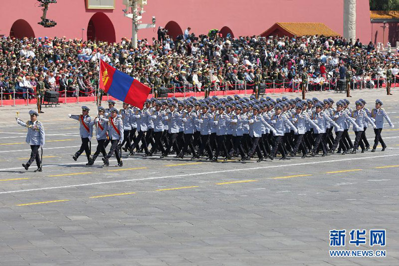 9月3日，中國人民抗日戰(zhàn)爭暨世界反法西斯戰(zhàn)爭勝利70周年紀(jì)念大會在北京隆重舉行。這是蒙古國方隊通過天安門廣場。 新華社記者李剛攝