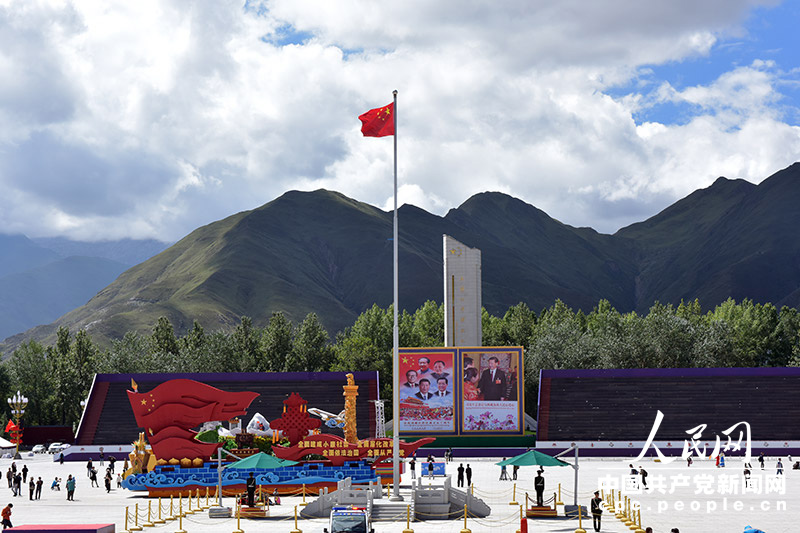 布達(dá)拉宮廣場(chǎng)上國(guó)旗飄揚(yáng)，一派喜慶氣氛。人民網(wǎng)記者 趙綱 攝