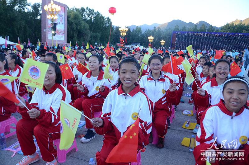 參加西藏自治區(qū)成立50周年慶祝大會的學(xué)生。人民網(wǎng) 趙綱攝
