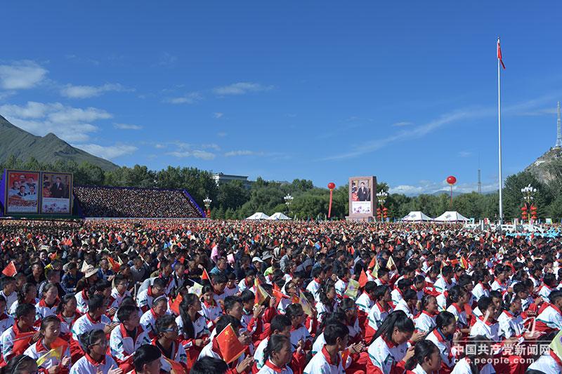 西藏自治區(qū)成立50周年慶祝大會(huì)8日上午在拉薩布達(dá)拉宮廣場(chǎng)舉行。人民網(wǎng)記者 趙綱攝