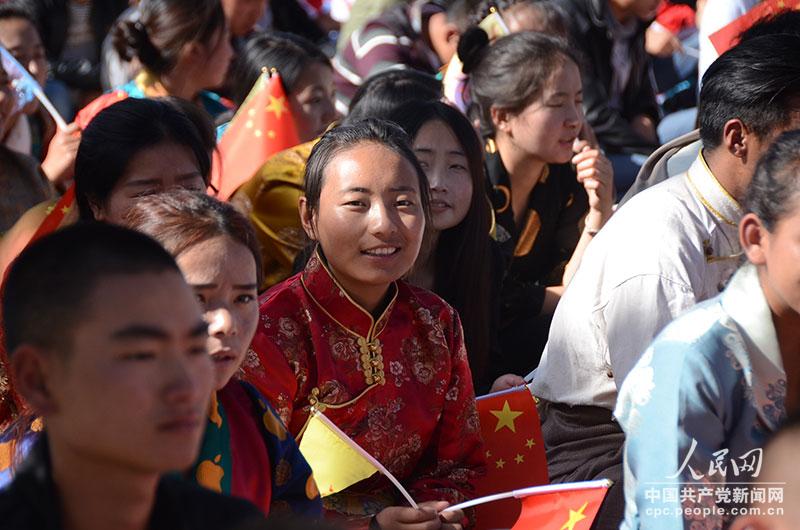 大會(huì)現(xiàn)場(chǎng)的少數(shù)民族群眾。人民網(wǎng)記者 姚奕攝