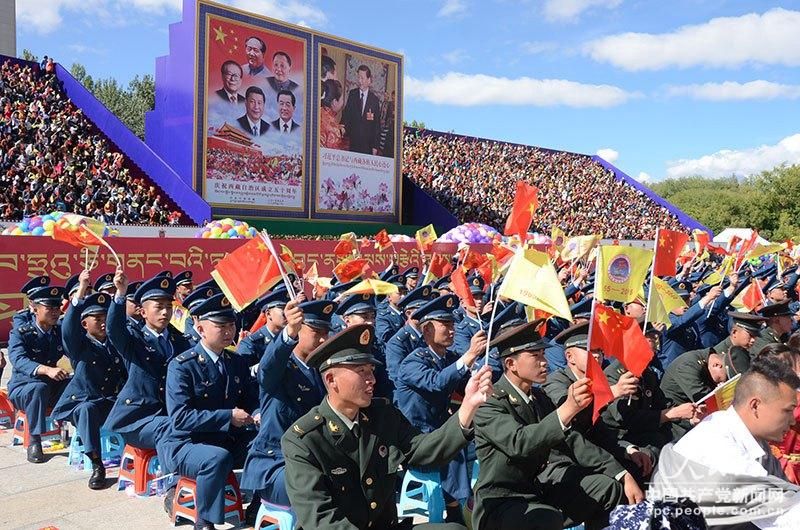 圖為參加慶祝大會的解放軍官兵認真聽取發(fā)言。人民網(wǎng)記者 姚奕攝