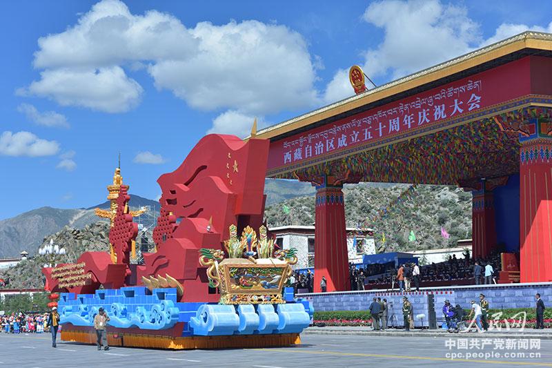 圖為主題彩車2。人民網(wǎng)記者趙綱攝