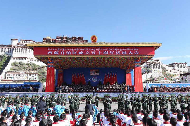 9月8日，西藏自治區(qū)成立50周年慶祝大會在拉薩布達拉宮廣場隆重舉行。新華社記者丁林攝