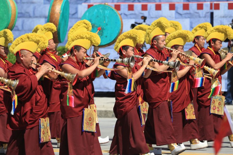 圖為行進中的民族大團結(jié)游行隊伍。 新華網(wǎng) 邢兵帥 攝