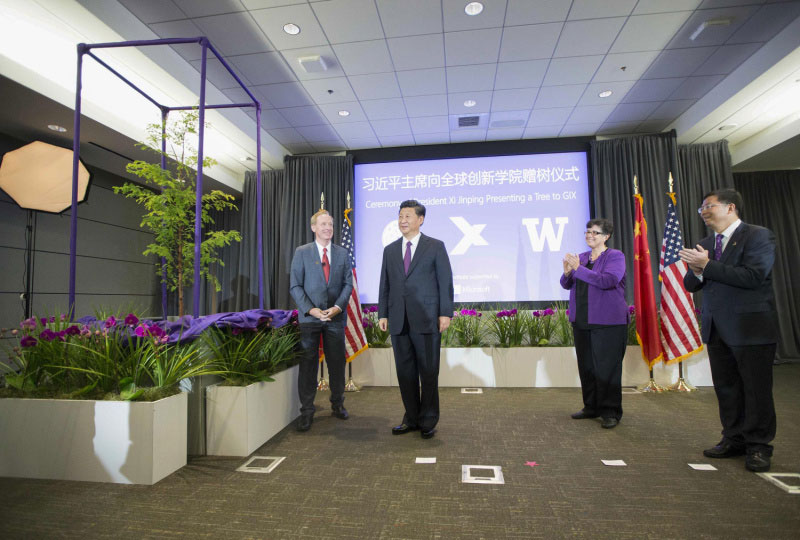 9月23日，國家主席習(xí)近平在西雅圖附近的雷德蒙德市參觀美國微軟公司總部。這是習(xí)近平向清華大學(xué)和華盛頓大學(xué)聯(lián)合創(chuàng)辦的全球創(chuàng)新交流學(xué)院贈(zèng)送水杉樹苗。新華社記者 蘭紅光 攝