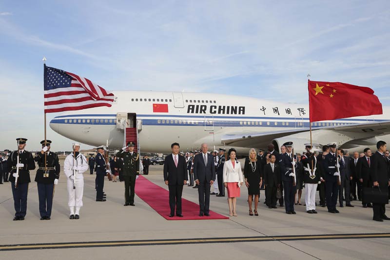 9月24日，國(guó)家主席習(xí)近平乘專機(jī)抵達(dá)美國(guó)首都華盛頓，繼續(xù)對(duì)美國(guó)進(jìn)行國(guó)事訪問(wèn)。美國(guó)副總統(tǒng)拜登和夫人專程來(lái)到機(jī)場(chǎng)，熱情歡迎習(xí)近平和夫人彭麗媛。新華社記者 蘭紅光 攝