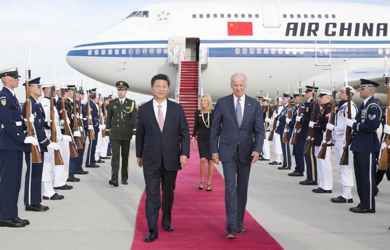 9月24日，國(guó)家主席習(xí)近平乘專機(jī)抵達(dá)美國(guó)首都華盛頓，繼續(xù)對(duì)美國(guó)進(jìn)行國(guó)事訪問(wèn)。美國(guó)副總統(tǒng)拜登和夫人專程來(lái)到機(jī)場(chǎng)，熱情歡迎習(xí)近平和夫人彭麗媛。新華社記者 黃敬文 攝