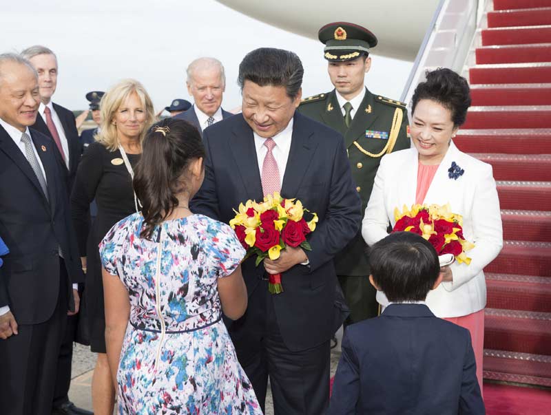 9月24日，國家主席習近平乘專機抵達美國首都華盛頓，繼續(xù)對美國進行國事訪問。這是美國兒童向習近平夫婦獻花。新華社記者 黃敬文 攝