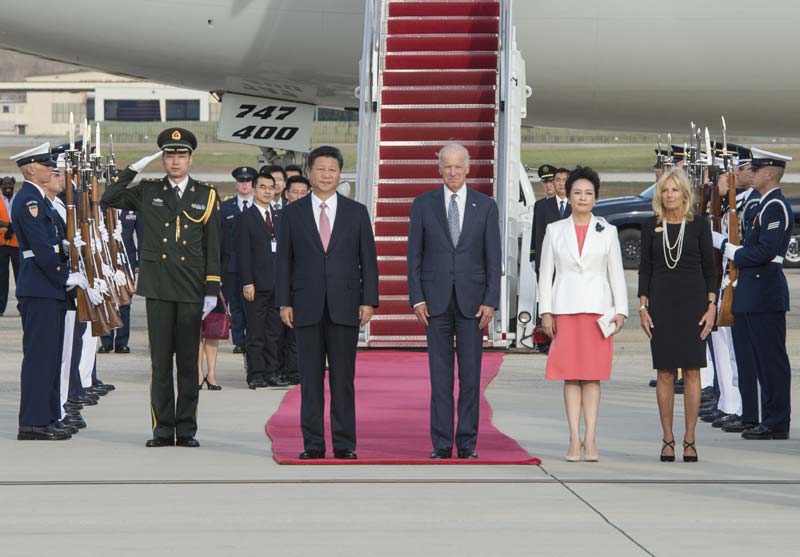 9月24日，國家主席習近平乘專機抵達美國首都華盛頓，繼續(xù)對美國進行國事訪問。美國副總統(tǒng)拜登和夫人專程來到機場，熱情歡迎習近平和夫人彭麗媛。新華社記者 王曄 攝