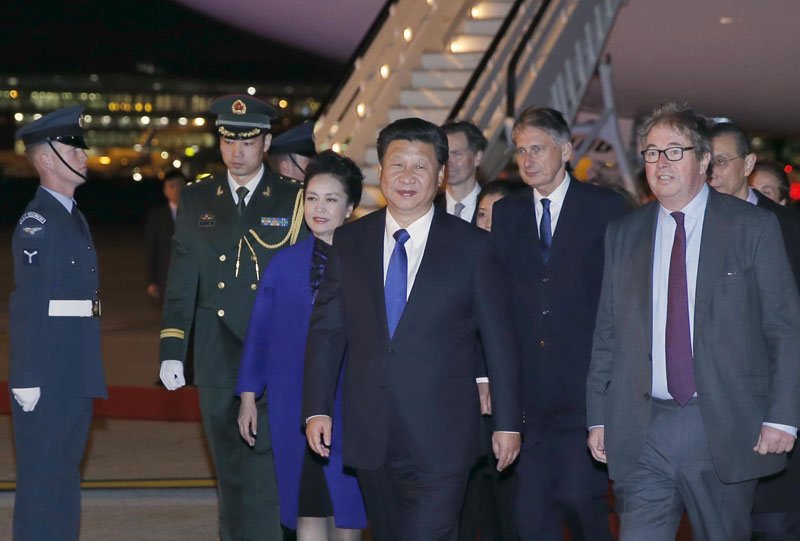 10月19日，國家主席習(xí)近平抵達(dá)倫敦，開始對英國進(jìn)行國事訪問。英國女王代表胡德子爵、外交大臣哈蒙德等到機(jī)場迎接習(xí)近平和夫人彭麗媛。新華社記者 鞠鵬 攝