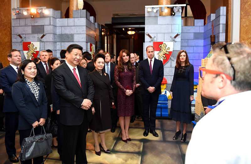 10月21日，國家主席習近平和夫人彭麗媛在英國威廉王子夫婦陪同下，出席在倫敦舉行的中英創(chuàng)意產(chǎn)業(yè)展。新華社記者 張鐸 攝