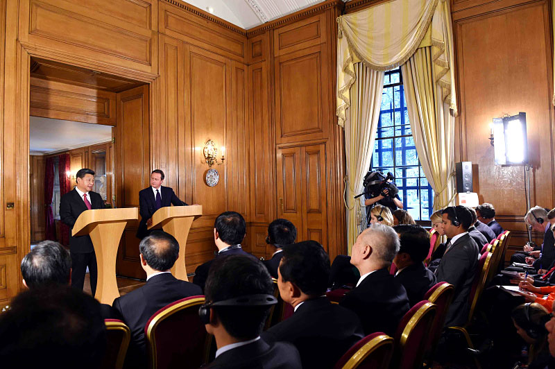 10月21日，國(guó)家主席習(xí)近平在倫敦唐寧街首相府同英國(guó)首相卡梅倫舉行會(huì)談。這是會(huì)談結(jié)束后，習(xí)近平和卡梅倫共同會(huì)見(jiàn)記者。新華社記者 饒愛(ài)民 攝