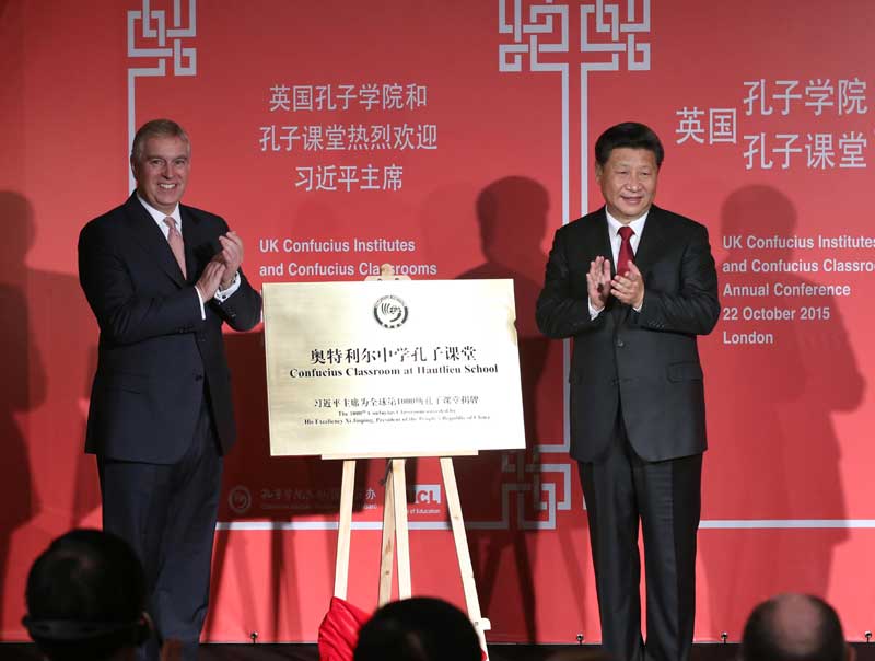 10月22日，國(guó)家主席習(xí)近平在倫敦出席全英孔子學(xué)院和孔子課堂年會(huì)開幕式。這是習(xí)近平和約克公爵安德魯王子共同為全球第1000所孔子課堂——奧特利爾中學(xué)孔子課堂揭牌。新華社記者 龐興雷 攝