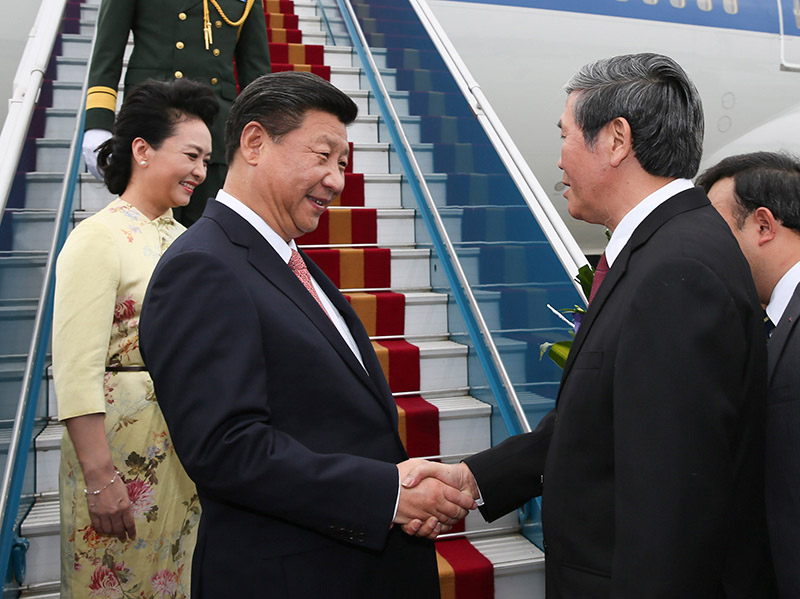11月5日，中共中央總書記、國家主席習(xí)近平抵達(dá)越南首都河內(nèi)，開始對越南進(jìn)行國事訪問。這是越南高級官員到機(jī)場迎接習(xí)近平和夫人彭麗媛。新華社記者 蘭紅光 攝
